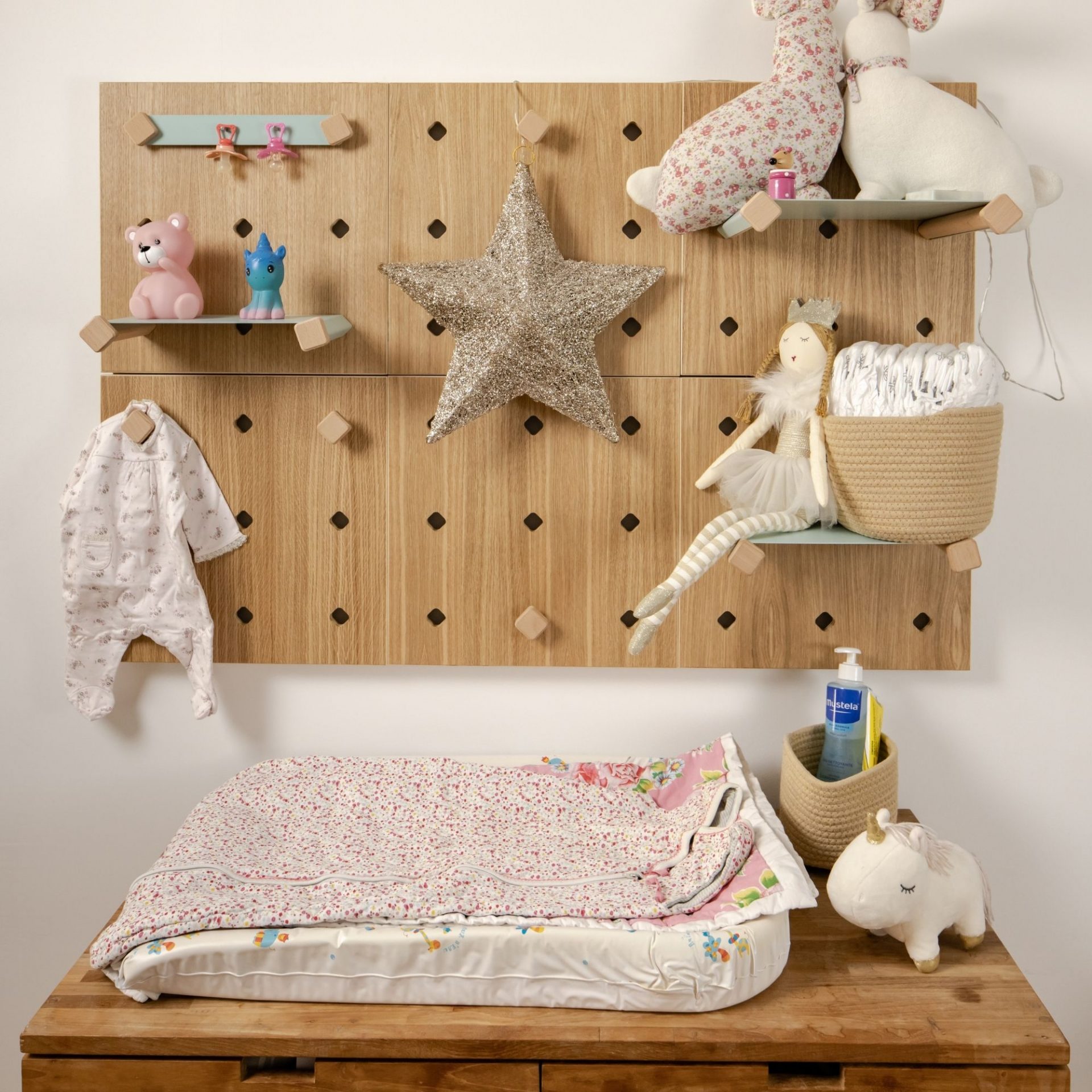 étagère murale pour plan à langer bébé pegboard Noctys