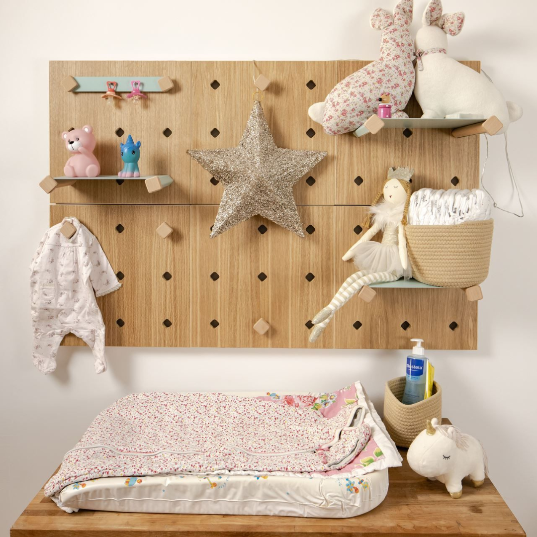 Espace à langer bébé pegboard